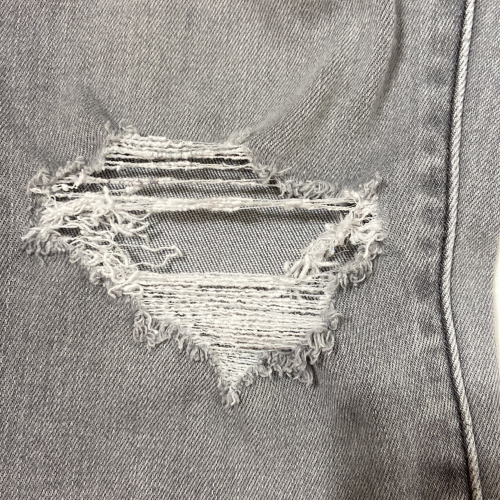 Women’s American Eagle Outfitters Distressed Grey Jegging Jeans. Size 4 short. - Picture 9 of 16